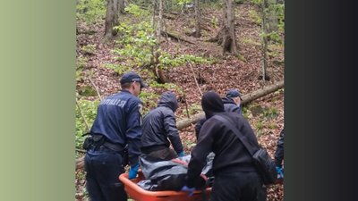 Рятувальники транспортують тіло чоловіка