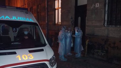Львів’яни викликали швидку, бо запідозрили, що в сусідів коронавірус