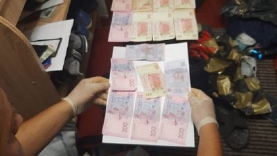 На Сумщині працівника колонії підозрюють у постачанні наркотиків ув'язненим На Сумщині працівника колонії підозрюють у постачанні наркотиків ув'язненим