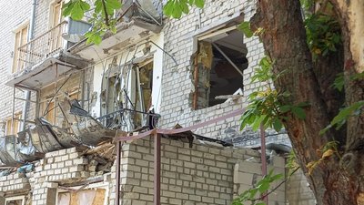 Пошкоджений будинок в районі "П’ятихатки" в Харкові