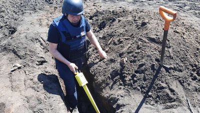 "153 міни та 10 артснарядів". Житель Харківщини знайшов на городі арсенал часів війни "153 міни та 10 артснарядів". Житель Харківщини знайшов на городі арсенал часів війни