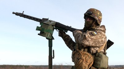 Позивний "Ворон" з кулеметом на Чернігівщині Позивний "Ворон" з кулеметом на Чернігівщині