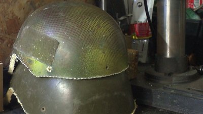 Над вдосконаленням шоломів працюють чотири майстри. Фото: Суспільне Поділля Над вдосконаленням шоломів працюють чотири майстри. Фото: Суспільне Поділля