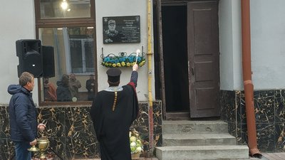 Одним із перших вступив до ЗСУ: на Тернопільщині відкрили меморіальну таблицю Василю Петріву