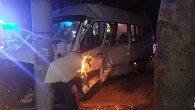 У Миколаєві зіштовхнулись два мікроавтобуси: вісім людей травмовані У Миколаєві зіштовхнулись два мікроавтобуси: вісім людей травмовані