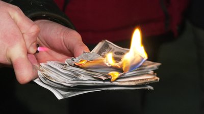 У Харкові палили "долари" через призначення Сергія Шкарлета міністром освіти У Харкові палили "долари" через призначення Сергія Шкарлета міністром освіти