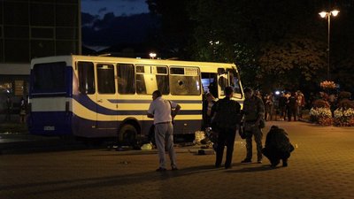 Правоохоронці оглянули автобус, в якому утримувалися заручники Правоохоронці оглянули автобус, в якому утримувалися заручники
