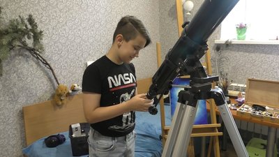 10-річний художник малює війну, а кошти за продані картини перераховує на ЗСУ 10-річний художник малює війну, а кошти за продані картини перераховує на ЗСУ