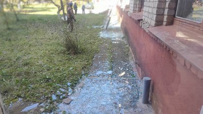 Під час ракетних обстрілів у Житомирі вибуховою хвилею пошкодило будівлю однієї зі шкіл Під час ракетних обстрілів у Житомирі вибуховою хвилею пошкодило будівлю однієї зі шкіл