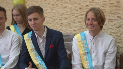Захисні маски і стрічки "Випускник — 2021". Для вінницьких 11-класників пролунав останній дзвоник Захисні маски і стрічки "Випускник — 2021". Для вінницьких 11-класників пролунав останній дзвоник