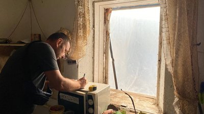Дніпропетровщина: волонтери допомагають лагодити будинки, пошкоджені від обстрілу Чаплиного Дніпропетровщина: волонтери допомагають лагодити будинки, пошкоджені від обстрілу Чаплиного