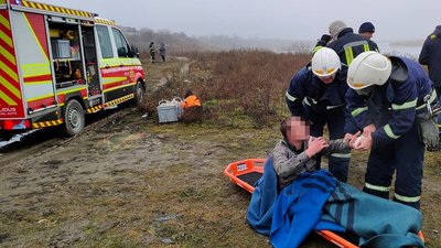 Провалився під лід. На Миколаївщині врятували чоловіка Провалився під лід. На Миколаївщині врятували чоловіка