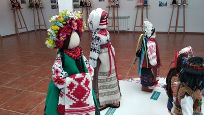 Виставку ляльок в традиційних костюмах країн світу відкрили в Ужгороді Виставку ляльок в традиційних костюмах країн світу відкрили в Ужгороді