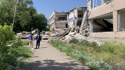 Вдвічі менше першокласників: як цьогоріч навчатимуться у лозівському ліцеї на Харківщині, який зруйнувала РФ Вдвічі менше першокласників: як цьогоріч навчатимуться у лозівському ліцеї на Харківщині, який зруйнувала РФ