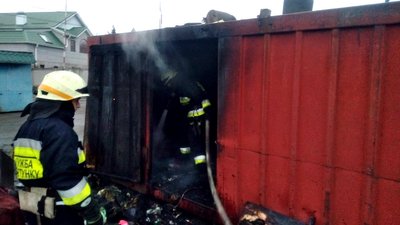 У Дніпрі вогнеборці ліквідували пожежу на території ринку У Дніпрі вогнеборці ліквідували пожежу на території ринку