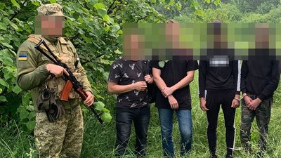 Буковинські прикордонники за добу зупинили дев'ятьох чоловіків, які ймовірно хотіли перетнути кордон Буковинські прикордонники за добу зупинили дев'ятьох чоловіків, які ймовірно хотіли перетнути кордон