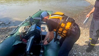 Рятувальники використовують човен для пошуків Рятувальники використовують човен для пошуків