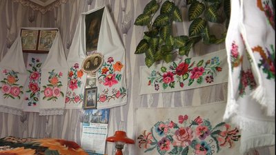 "Сорочка дочекається онука з війни": черкащанка вишиває з вірою в перемогу "Сорочка дочекається онука з війни": черкащанка вишиває з вірою в перемогу