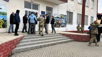За день близько 200 добровольців записалися до тероборони на Закарпатті За день близько 200 добровольців записалися до тероборони на Закарпатті