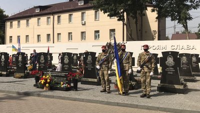 У Сумах вшановують пам'ять 17-ти загиблих воїнів 27-ї артбригади У Сумах вшановують пам'ять 17-ти загиблих воїнів 27-ї артбригади