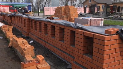 У колумбарній стінці заплановано облаштувати 156 ніш для поховання урн із прахом. Фото: Суспільне. Поділля. У колумбарній стінці заплановано облаштувати 156 ніш для поховання урн із прахом. Фото: Суспільне. Поділля.