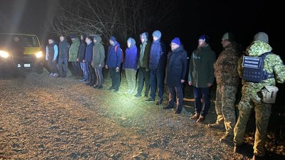 На Закарпатті затримали 12 чоловіків, які намагалися втекти за кордон. Їм подарували тюльпани На Закарпатті затримали 12 чоловіків, які намагалися втекти за кордон. Їм подарували тюльпани