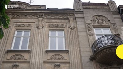 У центрі Львова в історичній будівлі замінили пластикові вікна на дерев'яні