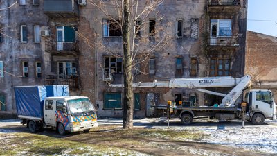 У Дніпрі в пошкоджених внаслідок авіаудару будинках відновили опалення та електропостачання