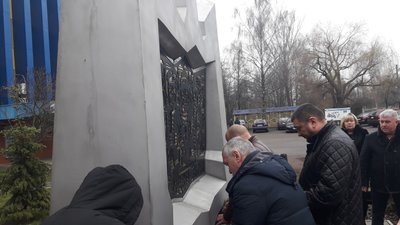 Сьогодні черкаські військові поклали квіти до пам’ятника кіборгам