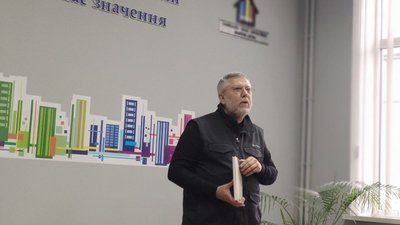 "Тернопіль, намальований світлом": презентували каталог старовинних поштівок