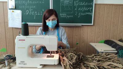 У Тернополі переселенці та вчителі виготовляють "кікімори" для військових У Тернополі переселенці та вчителі виготовляють "кікімори" для військових