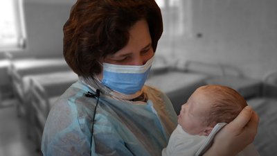 У Львові виписали з лікарні дівчинку, яка народилася недоношеною та була інфікована COVID-19