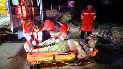 На Кіровоградщині мікроавтобус врізався в дерево. Водія витягли з понівеченої автівки На Кіровоградщині мікроавтобус врізався в дерево. Водія витягли з понівеченої автівки