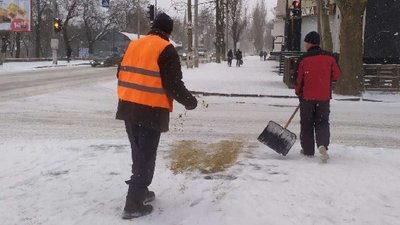 У Херсоні заметіль: комунальники чистять вулиці, сніг - не припиняється У Херсоні заметіль: комунальники чистять вулиці, сніг - не припиняється
