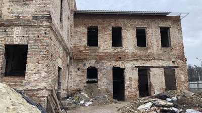 У Полтаві завершують накривати будинок дворянського зібрання У Полтаві завершують накривати будинок дворянського зібрання