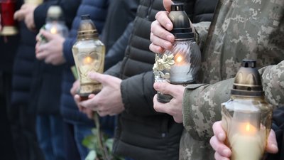 У Житомирі вшанували памʼять героїв російсько-української війни У Житомирі вшанували памʼять героїв російсько-української війни