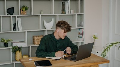 Що таке синдром "текстової шиї" — розповідає запорізький реабілітолог