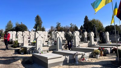 Пантеон Героїв на Микулинецькому кладовищі Пантеон Героїв на Микулинецькому кладовищі