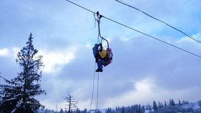 У горах на Львівщині зупинився крісельний підйомник із туристами