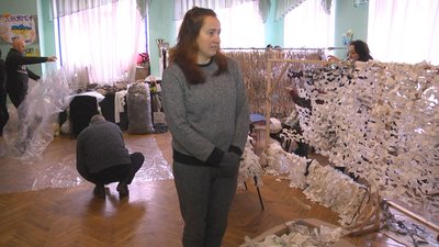 В місті на Волині плетуть зимове маскування для військових. Потрібні помічники
