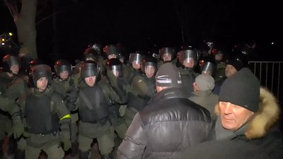Протистояння правоохоронців та місцевих жителів Нових Санжар Протистояння правоохоронців та місцевих жителів Нових Санжар