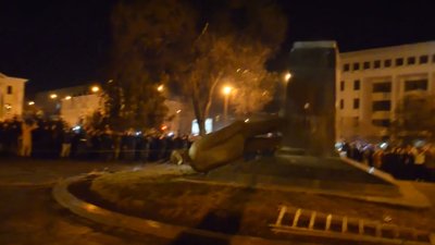Як у Полтаві повалили пам’ятник Леніну Як у Полтаві повалили пам’ятник Леніну