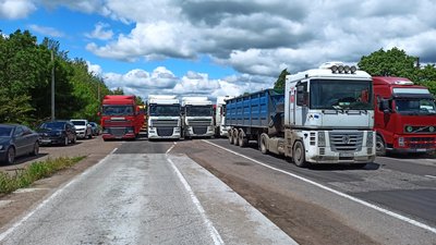 На Миколаївщині водії вантажівок частково заблокували дорогу Н-24. Невдоволені роботою одного з ГВК