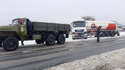 На Полтавщині через погоду рятувальники буксирували вантажівки, легковики і «швидкі» На Полтавщині через погоду рятувальники буксирували вантажівки, легковики і «швидкі»
