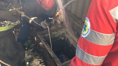У Козельці надзвичайники витягнули з шахти колодязя двох жінок У Козельці надзвичайники витягнули з шахти колодязя двох жінок