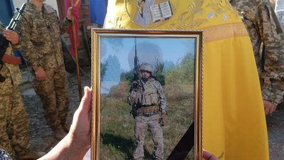 У Підопригорах на Сумщині попрощалися з військовослужбовцем Кареном Діланяном У Підопригорах на Сумщині попрощалися з військовослужбовцем Кареном Діланяном