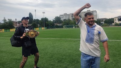Збирали гроші для ЗСУ і тренувалися просто неба – у Житомирі побував український боксер Денис Берінчик