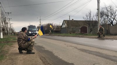 З квітами та прапорами. На Одещині попрощалися із воїном, який загинув під Маріуполем З квітами та прапорами. На Одещині попрощалися із воїном, який загинув під Маріуполем