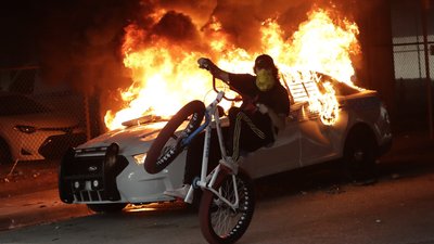 У США підпалюють відділки поліції і авто після загибелі затриманого поліцією афроамериканця У США підпалюють відділки поліції і авто після загибелі затриманого поліцією афроамериканця