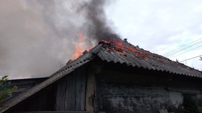 Пожежники-добровольці разом з ДСНС загасили пожежу на Ізюмщині, що сталася після обстрілу